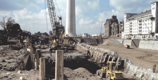 © Landtag NRW - Baugrube, Abbruch der Mole auf der Stadtseite mit Blick auf den Fernmeldeturm und das Hafengebäude von Fortin und Rhenus, 1981